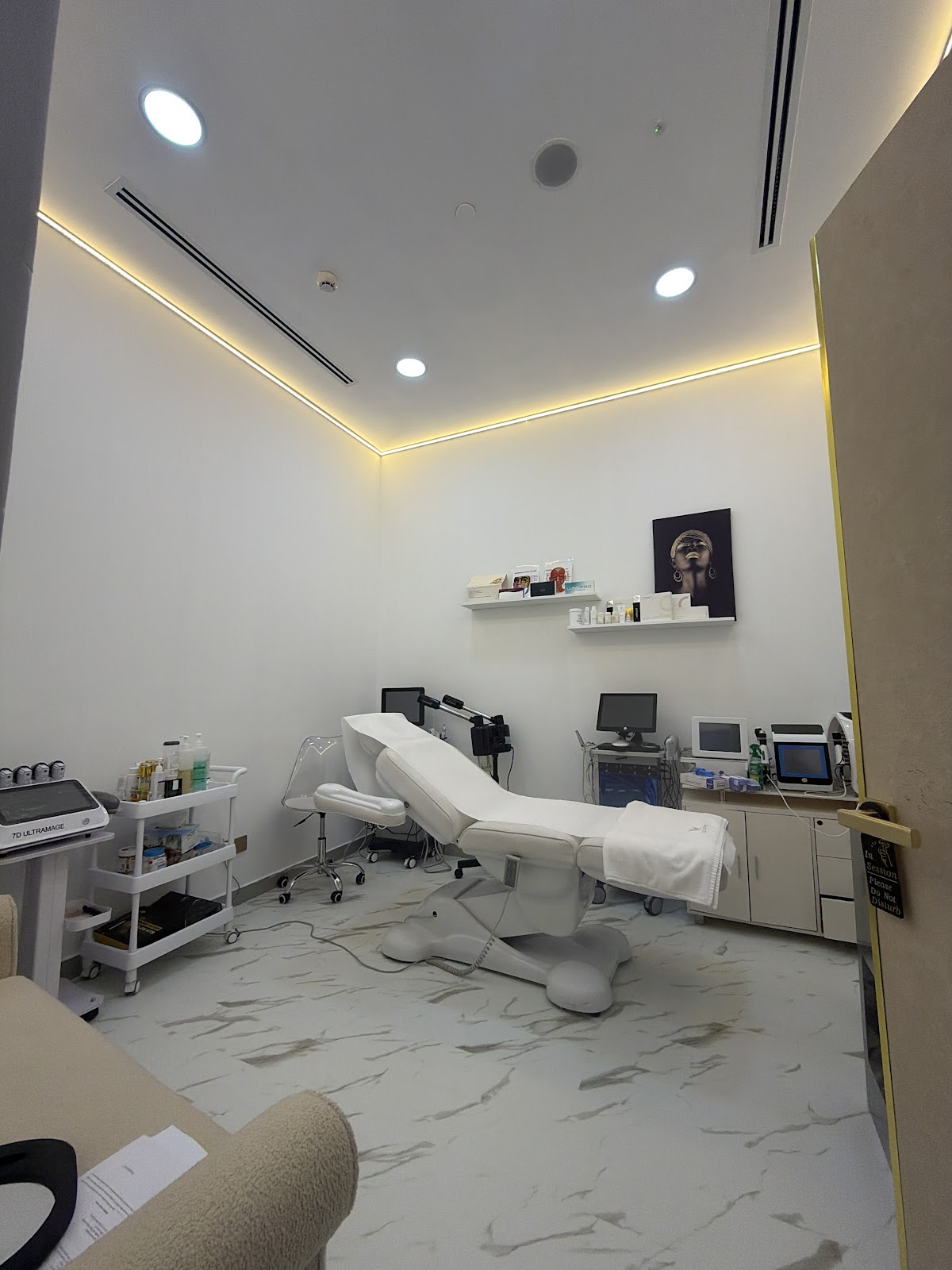 S A S Aesthetica Clinic L.L.C 4
